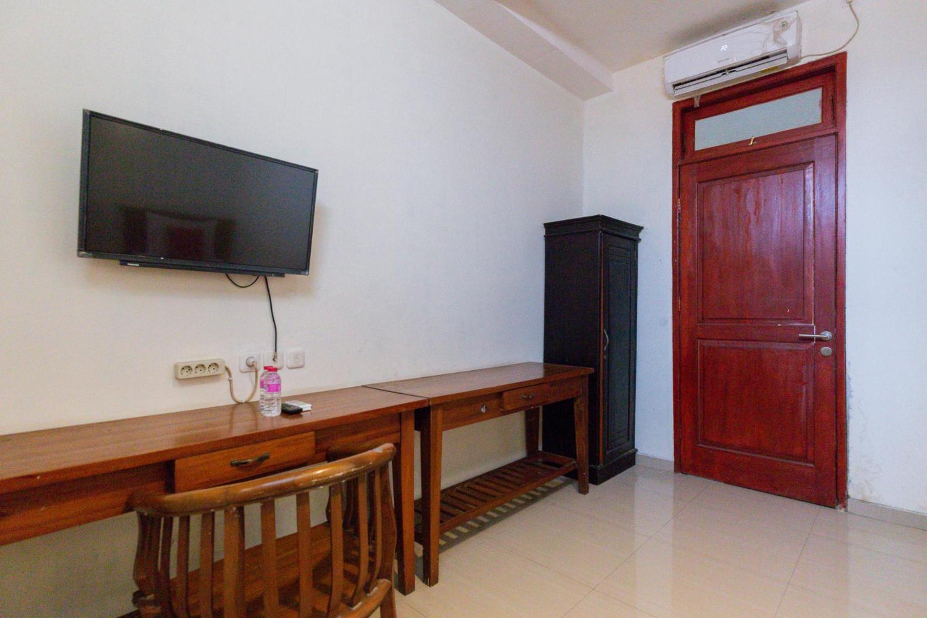 Reddoorz @ Raya Ngagel 2 Guest house